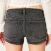 Lavt sittende, vasket, svarte denimshorts
