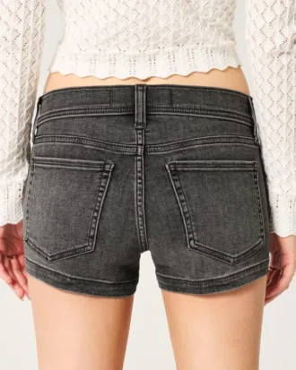 Lavt sittende, vasket, svarte denimshorts