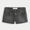 Lavt sittende, vasket, svarte denimshorts