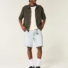 Løse denimshorts over kneet