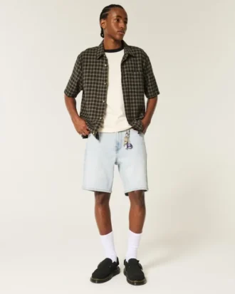 Løse denimshorts over kneet