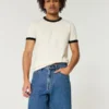 Løse denimshorts over kneet