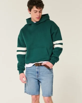 Løse denimshorts over kneet