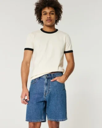 Løse denimshorts over kneet