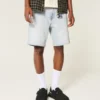 Løse denimshorts over kneet