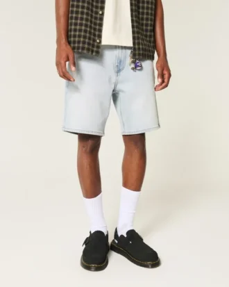 Løse denimshorts over kneet