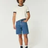 Løse denimshorts over kneet