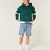 Løse denimshorts over kneet