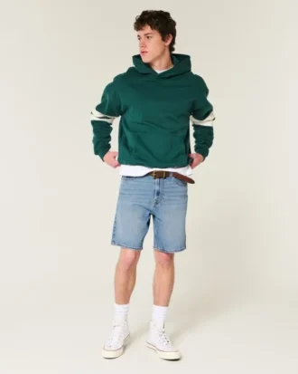 Løse denimshorts over kneet
