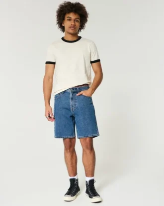 Løse denimshorts over kneet