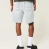 Løse denimshorts over kneet