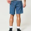 Løse denimshorts over kneet