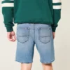 Løse denimshorts over kneet