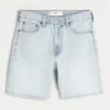 Løse denimshorts over kneet