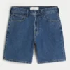 Løse denimshorts over kneet