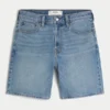 Løse denimshorts over kneet