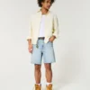 Løse denimshorts over kneet med slitt look