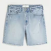 Løse denimshorts over kneet med slitt look