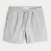 Løse fleece-shorts til midt på låret