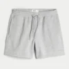 Løse fleece-shorts til midt på låret