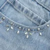 Lysvasket miniskjørt i denim med nitter