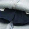 Lysvasket miniskjørt i denim med snørebånd