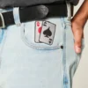 Lysvasket skaterjeans med spillkortgrafikk
