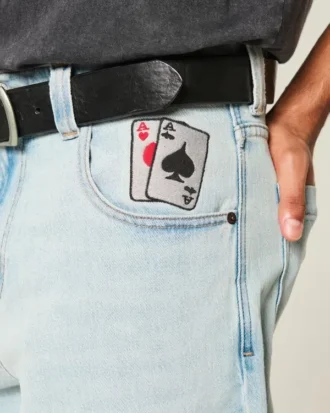 Lysvasket skaterjeans med spillkortgrafikk