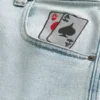 Lysvasket skaterjeans med spillkortgrafikk