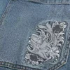Mediumvasket brodert skaterbaggyjeans med hajmotiv