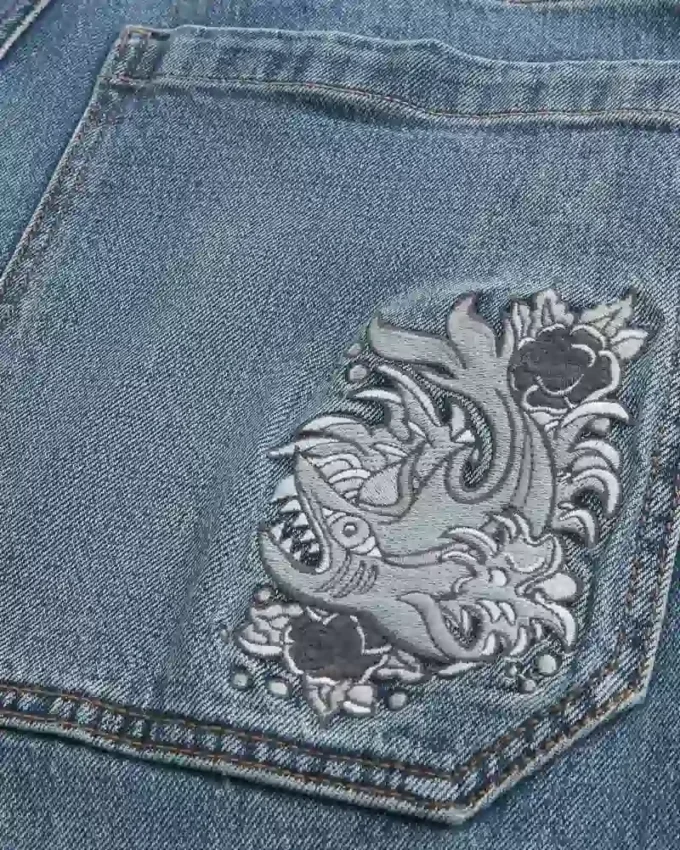 Mediumvasket brodert skaterbaggyjeans med hajmotiv