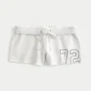 Mini fleece-shorts med grafisk nummer