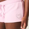 Mini-shorts i fleece med hjerte-grafikk