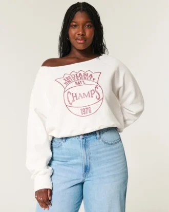 Off-the-shoulder-genser med grafisk trykk fra Indiana University