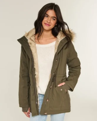 Parkas med fuskepelsfôr