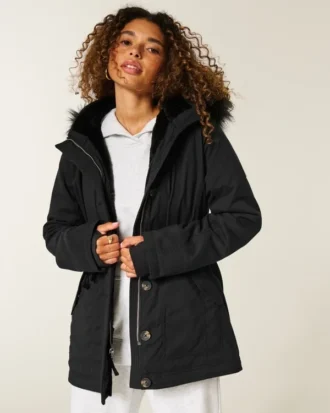 Parkas med fuskepelsfôr