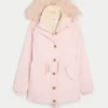 Parkas med fuskepelsfôr
