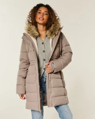Pufferparkas med fuskepelsfôr