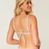 Triangelbikinitopp med perler over skuldrene
