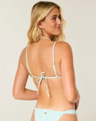 Triangelbikinitopp med perler over skuldrene
