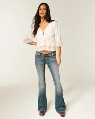 Ultra lav midje, brodert belte, medium vasket flare-jeans