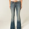 Ultra lav midje, brodert belte, medium vasket flare-jeans