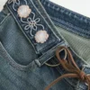 Ultra lav midje, brodert belte, medium vasket flare-jeans