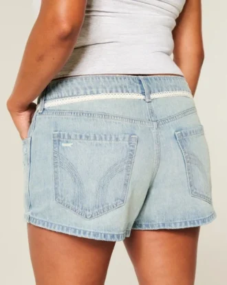 Ultra lav midje, lys vask, denim minishorts med blonder