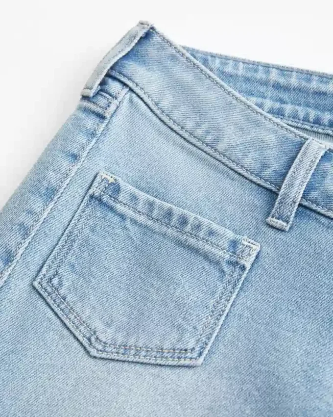 Ultra lav midje, lys vask, frontlomme, flare-jeans