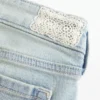 Ultra lav midje, lys vask, nedsenket hem, flare jeans