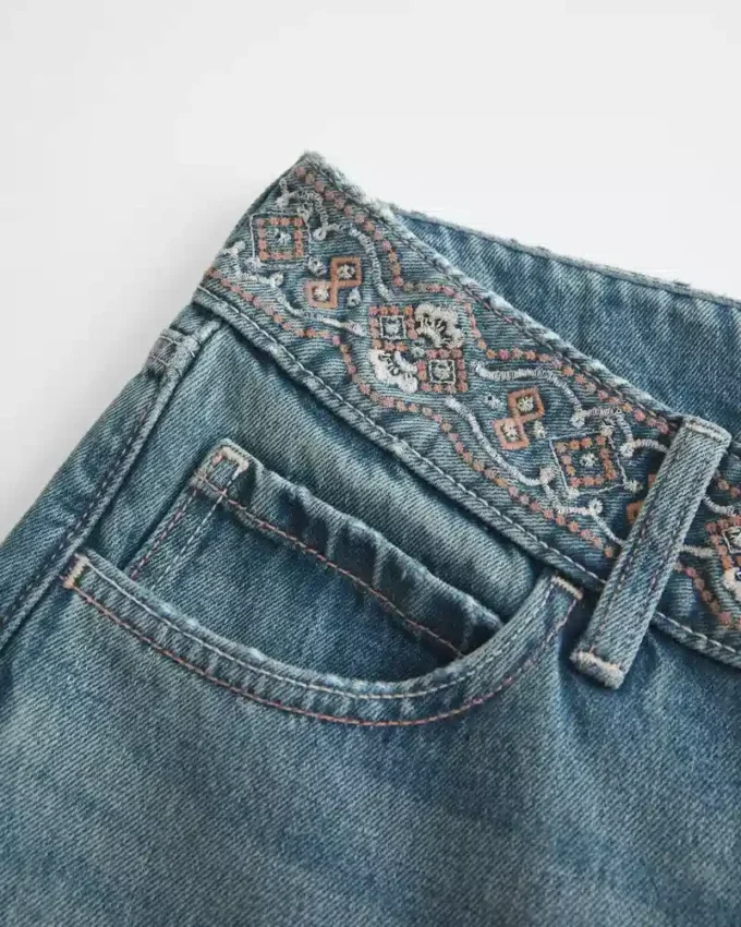 Ultra lav midje, medium vask, brodert baggy jeans
