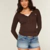 Ultra lav midje, medium vasket, blomsterbrodert denim minishorts