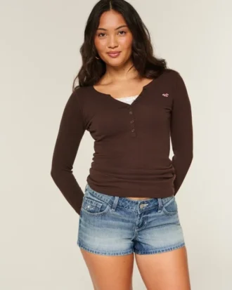 Ultra lav midje, medium vasket, blomsterbrodert denim minishorts