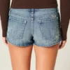 Ultra lav midje, medium vasket, blomsterbrodert denim minishorts